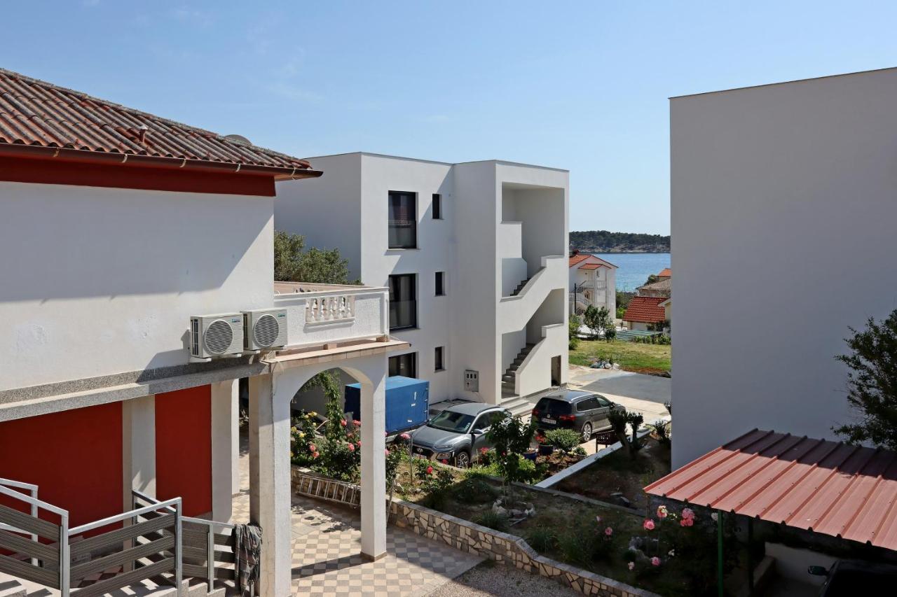 Apartments And Rooms By The Sea Banjol, Rab - 19692 Extérieur photo